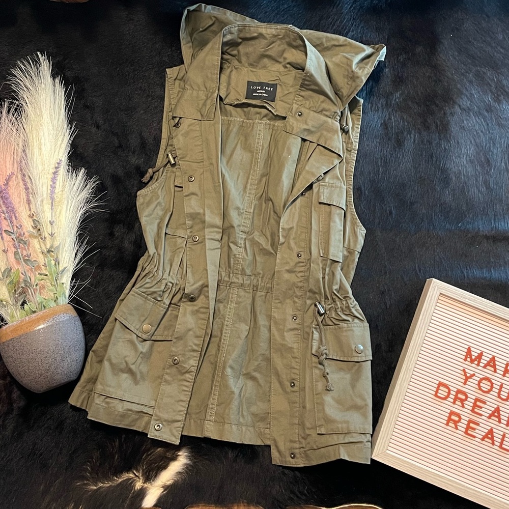 Love Tree Green Cargo Vest Size Medium